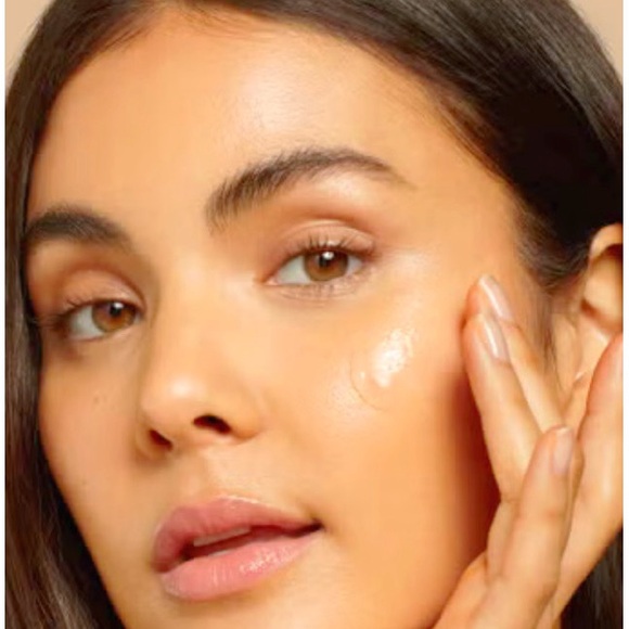 Illamasqua Hydra Veil Primer — glass-like skin with the Hydra Veil Primer - Picture 4 of 5